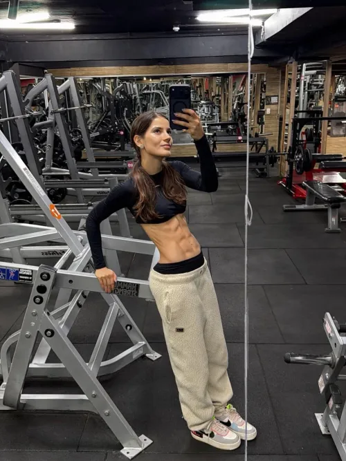 Mirror selfie in the gym