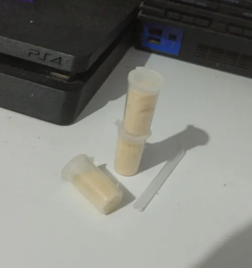 tô usando essa aqui (estranha, eu sei, já q é amarela) mas curto pra caramba ela só q eu queria mto saber do pq dessa cor? vcs sabem oq podem ter misturado aí pra ficar assim?