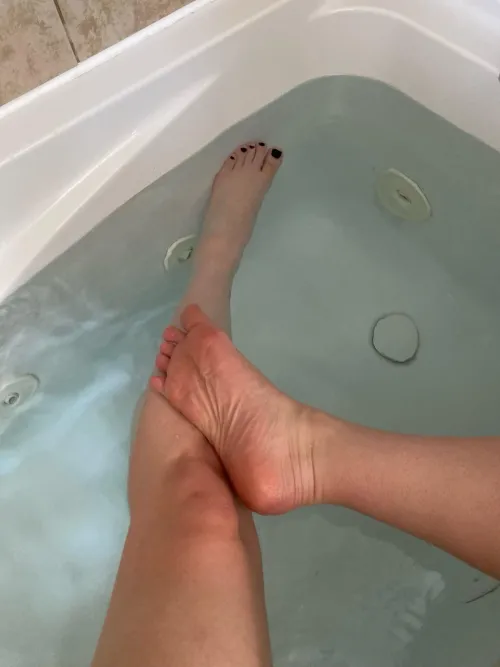 Does the tub look too hot?