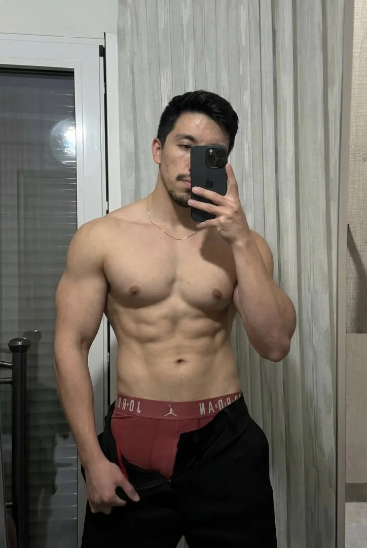 Flexing my gains in and out of the gym 