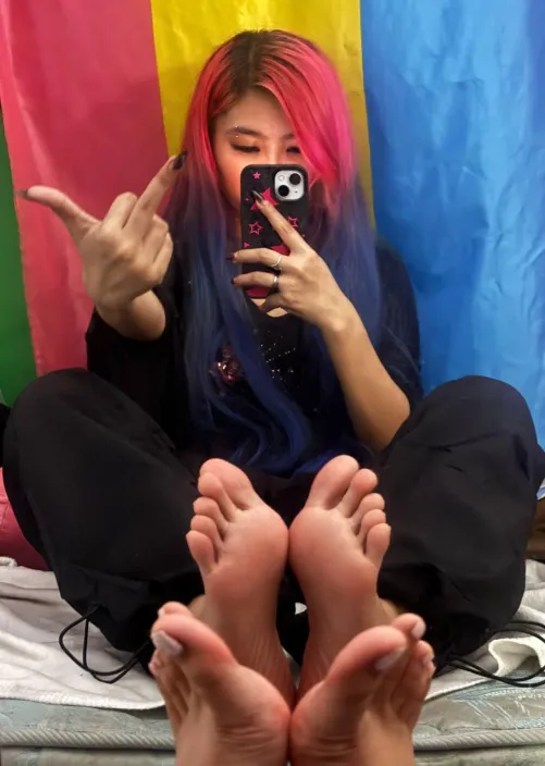 Getting weak over feet and being flipped off? That’s so pathetic seriously but that’s all you deserve