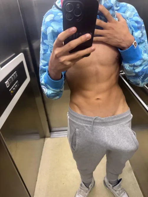 I want to fulfill my fantasy in the elevator