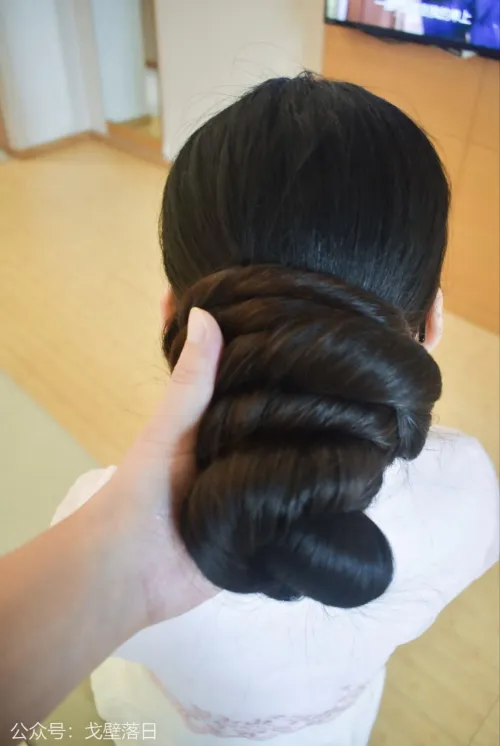 Need a beautiful bun to hold this one