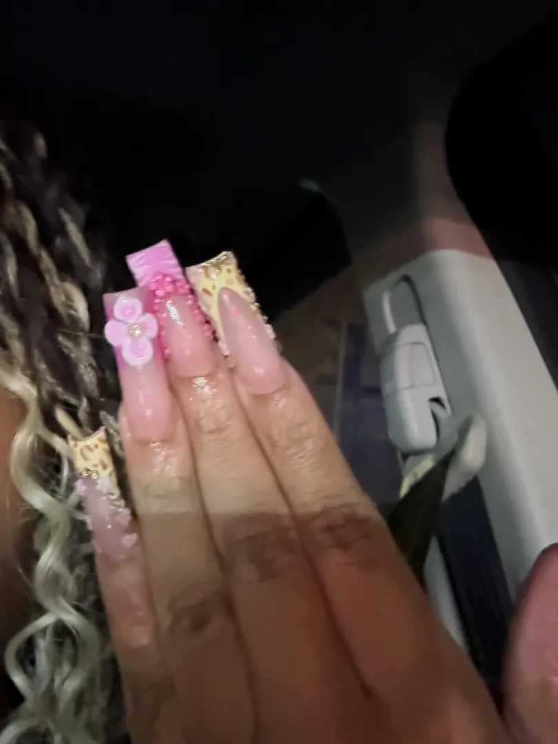 Pretty nails pretty woman <3