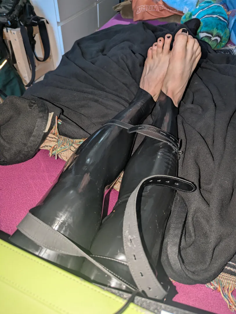 Sometimes a lil selfbondage can be relaxing after work nothing Fancy just the fun of belts and Latex