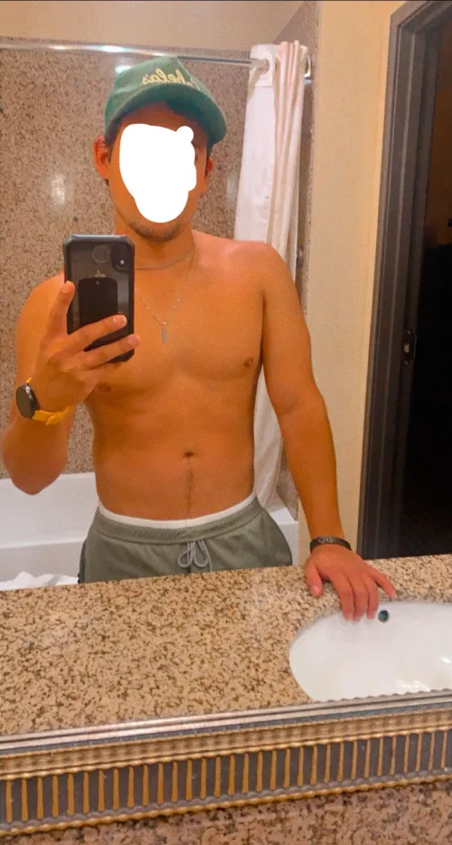 28 [M4F] looking for a lady to play with this morning