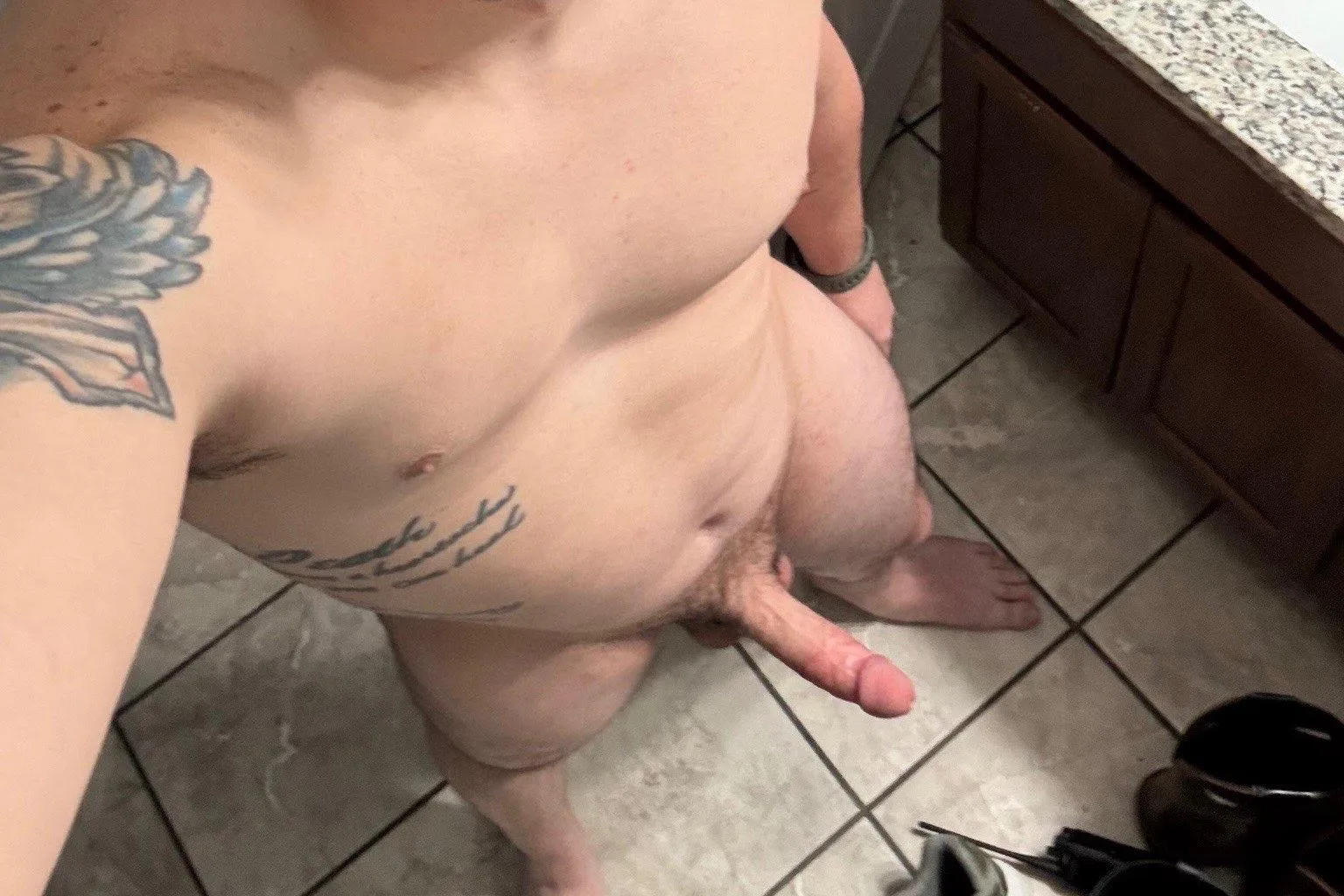 30 5’9 200 Nashville DL looking for a J.O bud around my age.