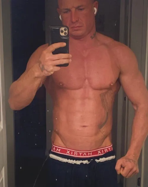 [38] fit male (M4F) (M4MF) looking for either one on one fun or looking to bull with a couple DM me for info thanks!