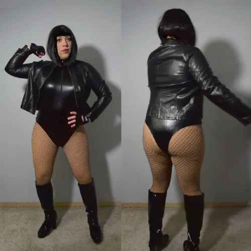 Black Canary cosplay is all about leather and fishnet on legs