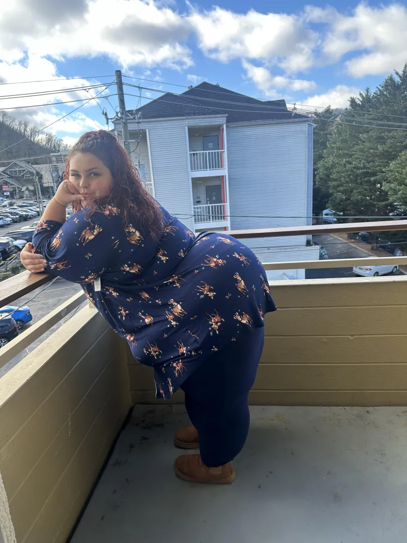 How many cups do you think you can sit on my booty?‍️