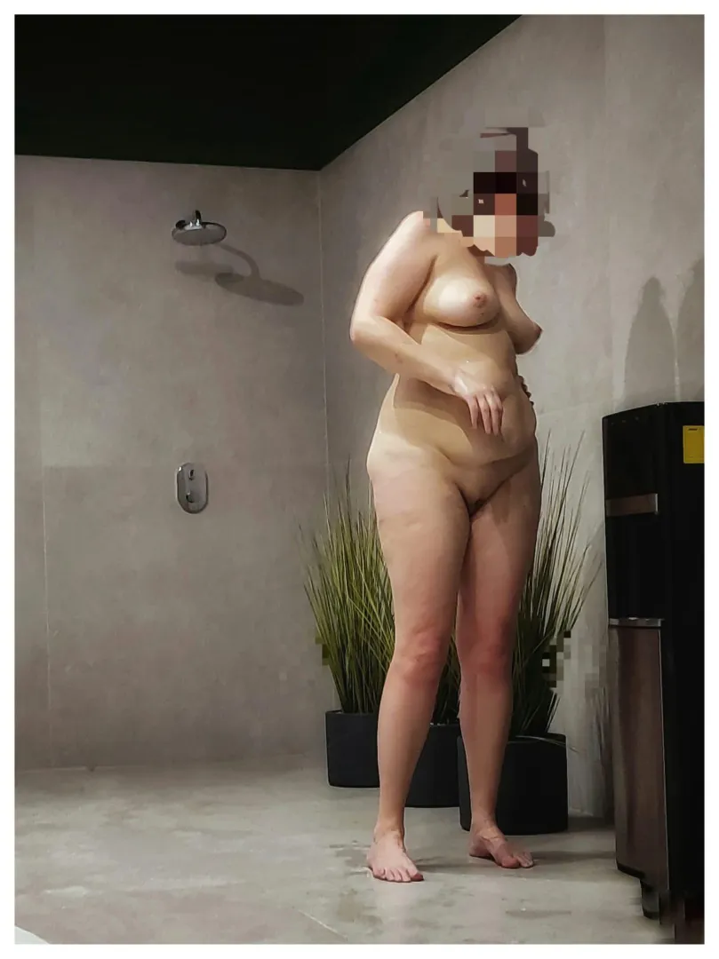 I like parties in the sauna. This time, we visited the sauna with a couple of old friends. I'm interested in your opinion. Does my aging body still look attractive?