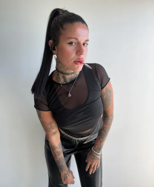 Me veo aún más sexy cuando el cigarrillo cuelga de mis labios