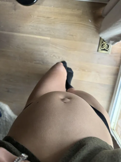 Pregnant mama can’t see past the bump anymore