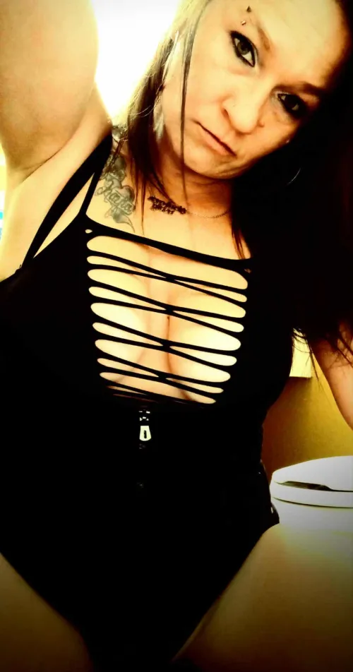 38F4M Looking for a good hook up tonight!! Can host or travel within 2hrs. Be respectful please!!