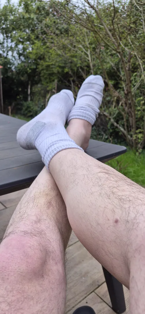 Chaussettes, air frais et moment terrasse.