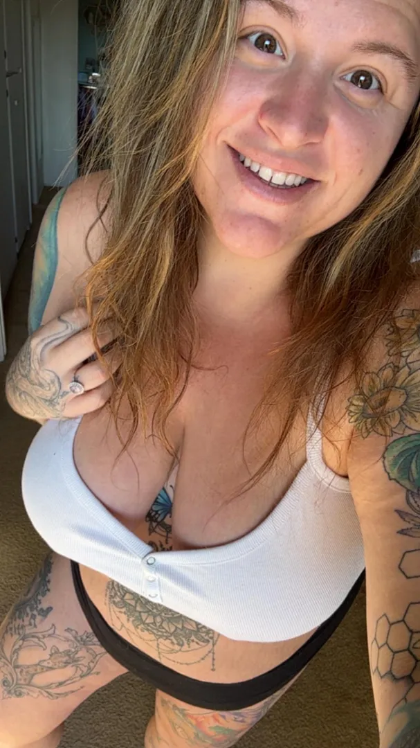 Flirtatious bbw covered in tattoos, happy Friday!