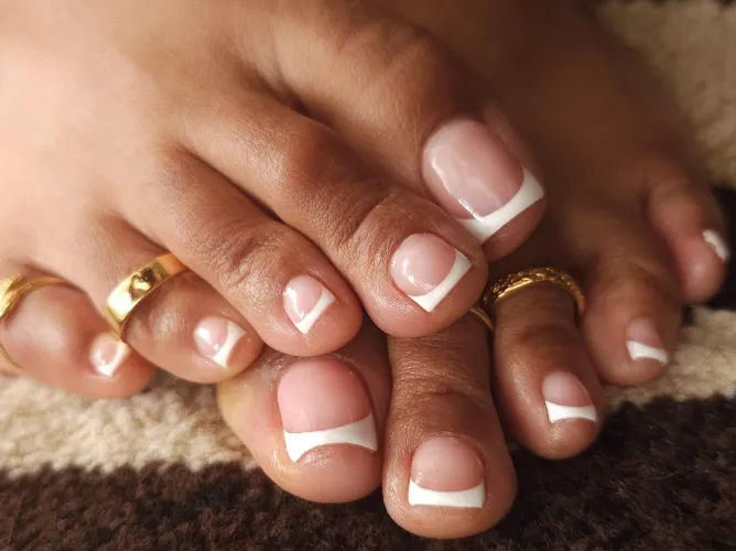 Sun out, toes out! Fresh Frenchies with toe rings ✨️