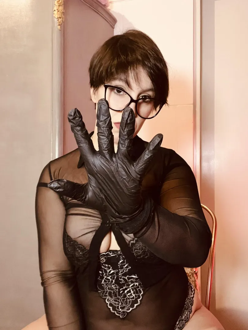 There’s something about gloves that makes everything feel intentional.