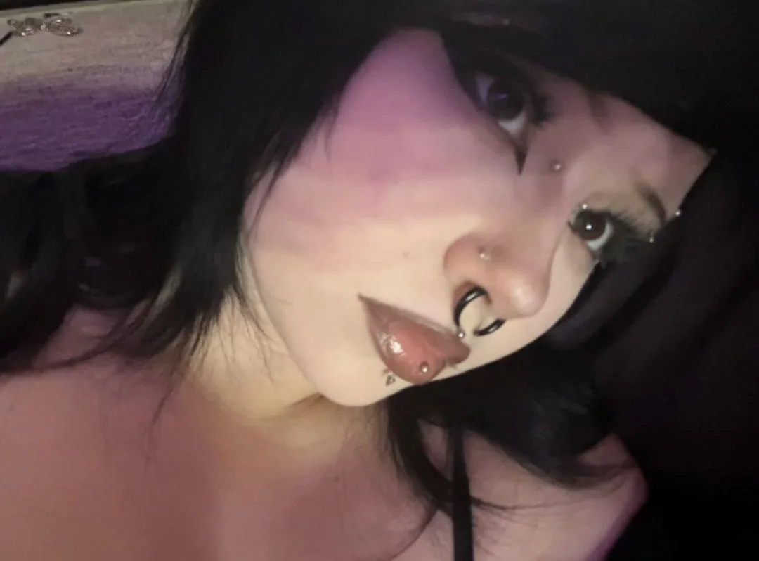 would you choose me over your gf? be honest ☺️