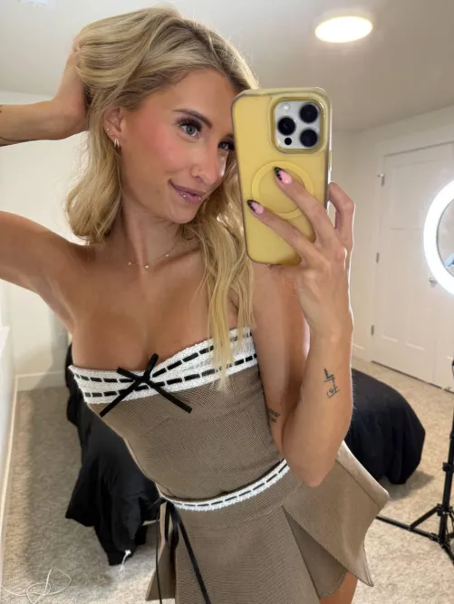 Are you interested in receiving some nudes today? Just say 