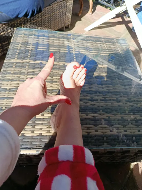 Go dumb for my pretty feet simps.