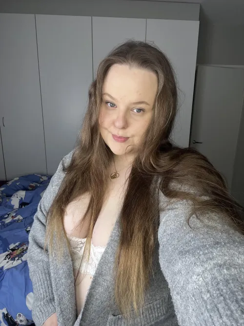 I’m the type off girl that loves to cuddle as much as possible!!