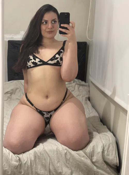 Mes courbes te supplient de les admirer, tu craques ?