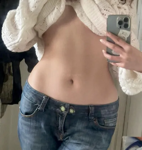 my tummy looks the best in low rise jeans