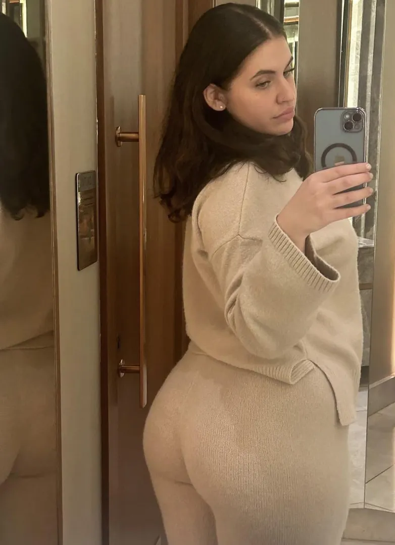 This juicy ass needs some company