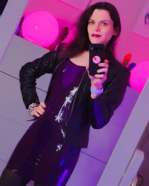 When the room glows pink and your outfit glows harder.