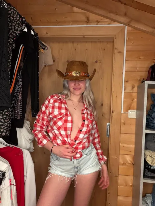would u date a cowgirl like me?