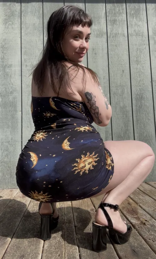 All this ass and no one to slip their tongue in it