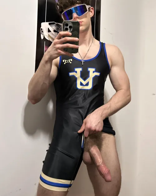 Always difficult trying to get this thing to fit in my singlet lmao