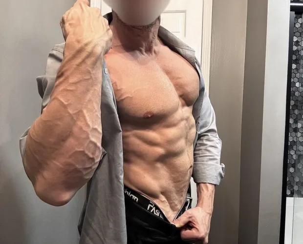 Bet you’d love to trace your tongue all over this body