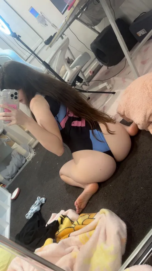 D.va’s thicc booty & little feet <3