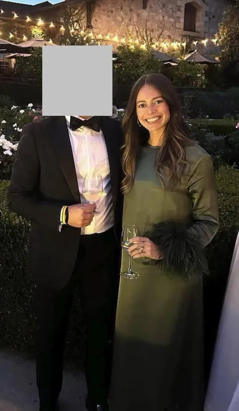 Early 30s couple in city. She has a deep fantasy of a bull in the city that has seen her or her friends before and recognizes her (and hopefully chatted with her). Preferred early 30s, 7.5+.