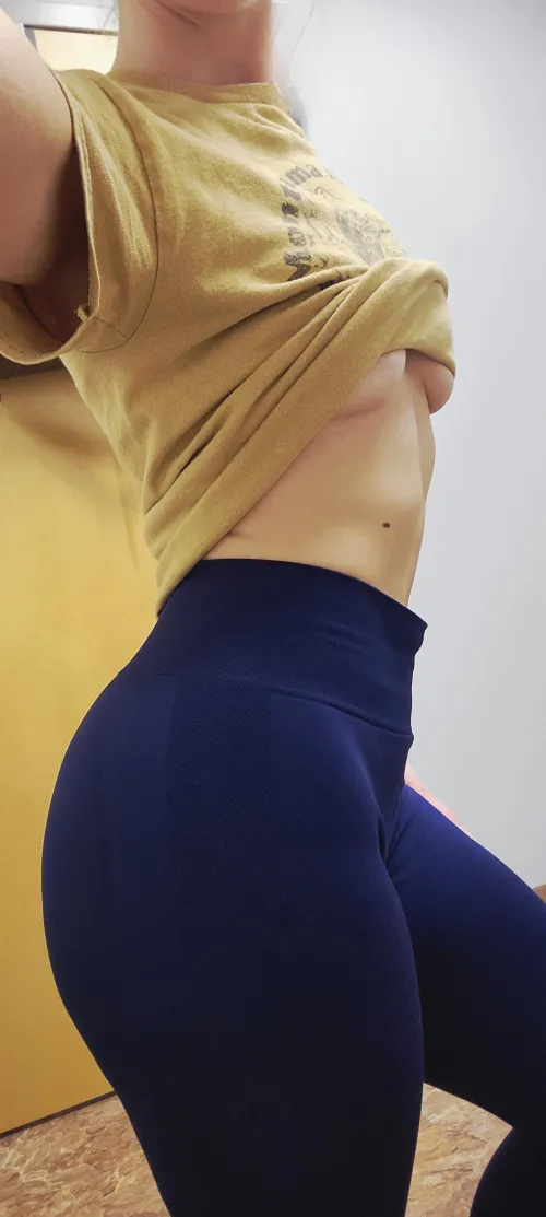 I'm addicted to getting eye-fucked in these leggings -585