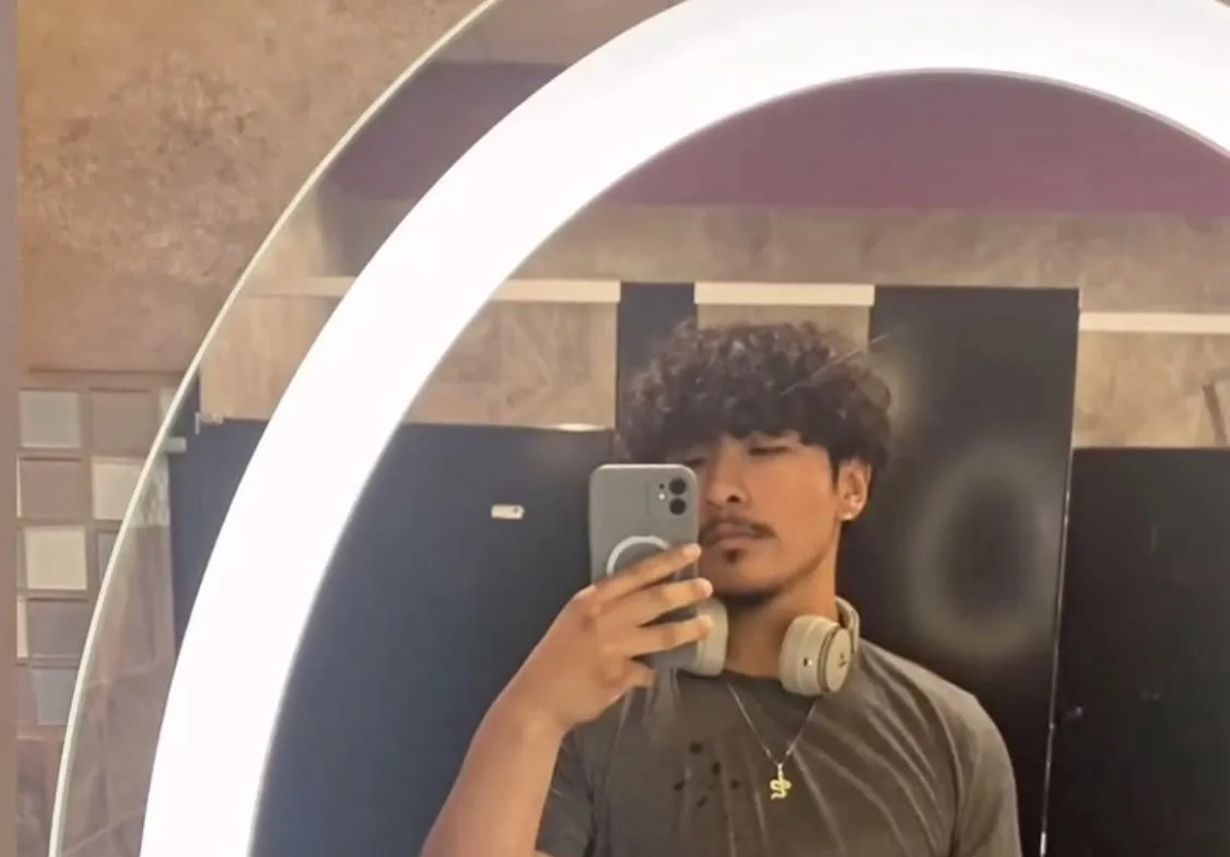 Looking to link up for some head or more (can't host) could do CarPlay