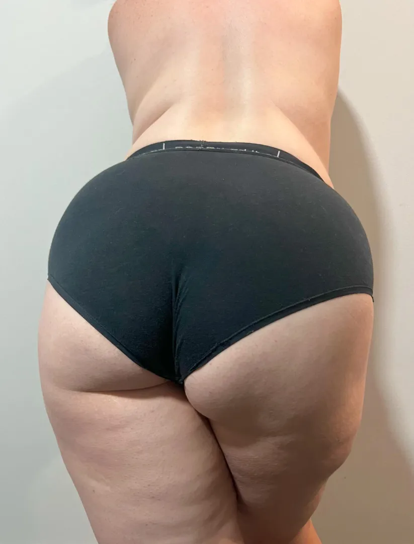Monday Milf Butt. DMs open today for custom enquiries.