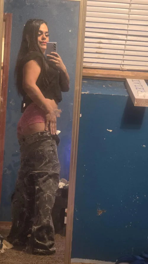 Someone put there cock in me! And give me a handjob while your at it! 