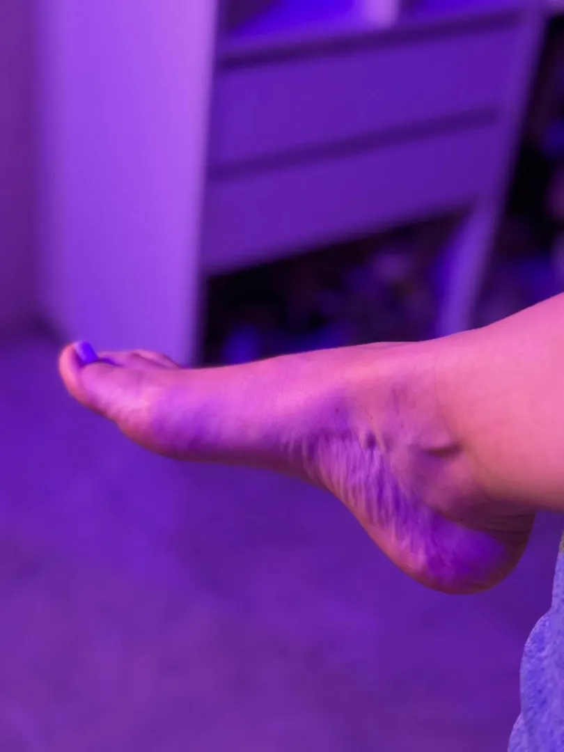 Suckable toes waiting for you