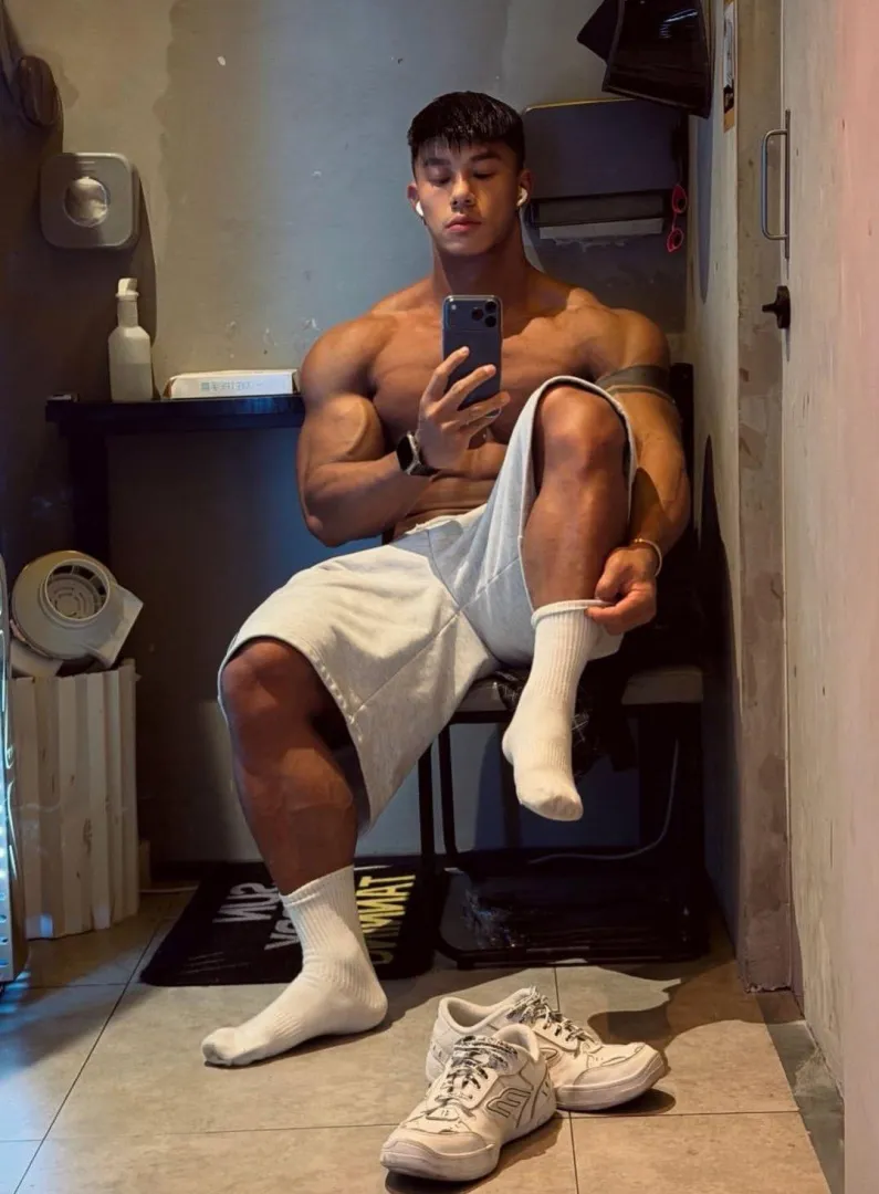 There was a new dumb trend going around where hot popular guys let weird guys possess their bodies instead. Evan managed to convince Daniel here to pet him possess him. Since then, it has been a year since that and Evan can't help but enjoy sending guys