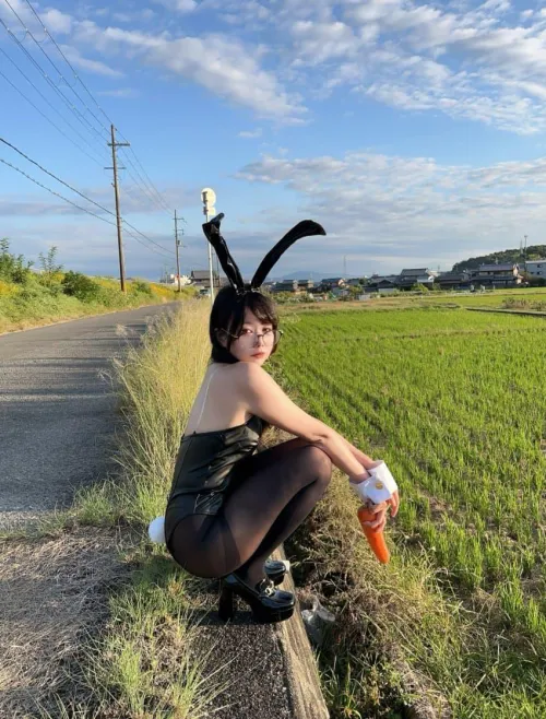 This looks pretty real...with a carrot 