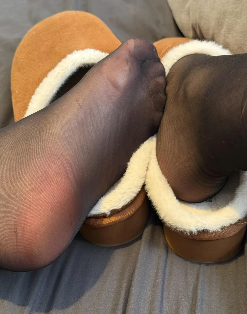 30 M4A (non convincing CD). Staying in a hotel in Newbury Park on 23rd March if anyone wants to worship my feet in tights