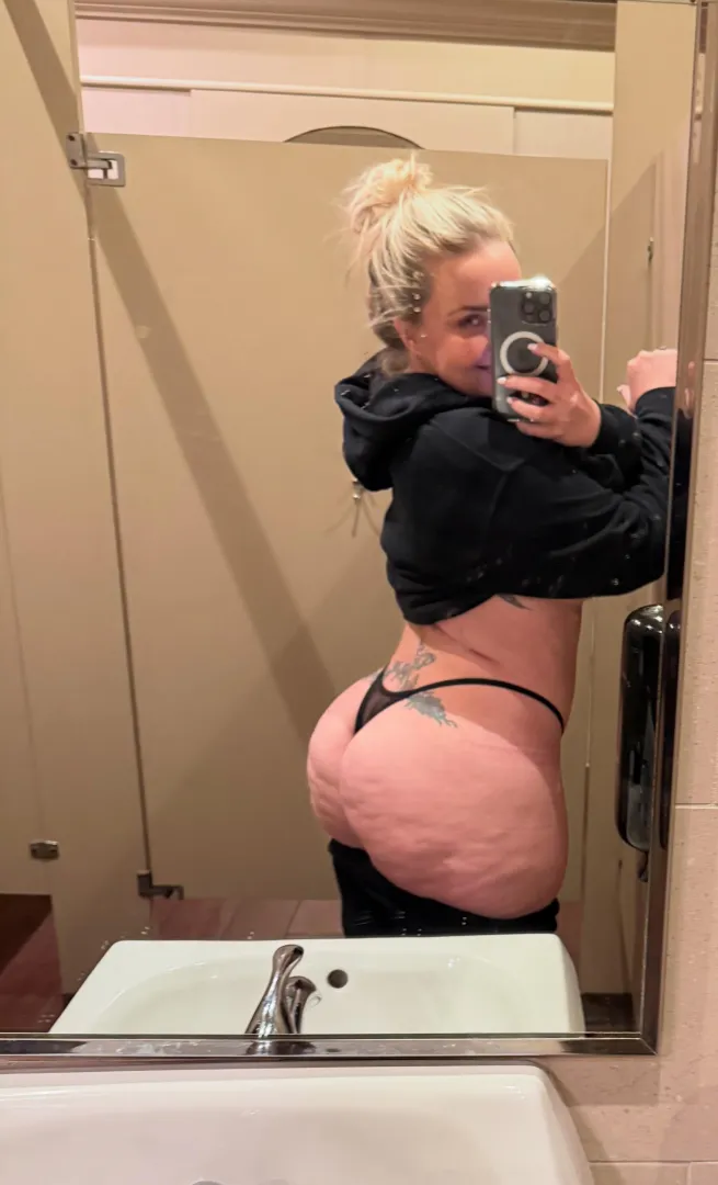 Curvy MILF with a phat ass (f) dinner is served