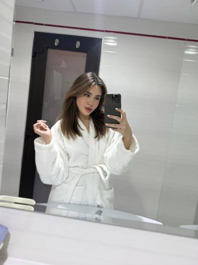 f4m lowkey imagining someone pulling me away from the crowd for a quieter moment lol