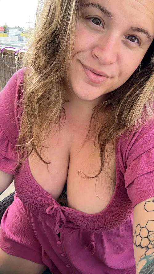 Flirtatious bbw covered in tattoos, happy Friday!