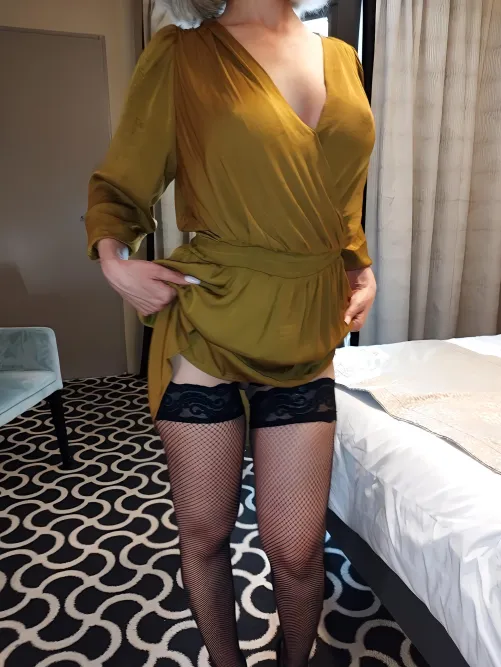 Milf  À votre avis, ai-je quelque chose en dessous ? 1 (oui) ou 2 (non).