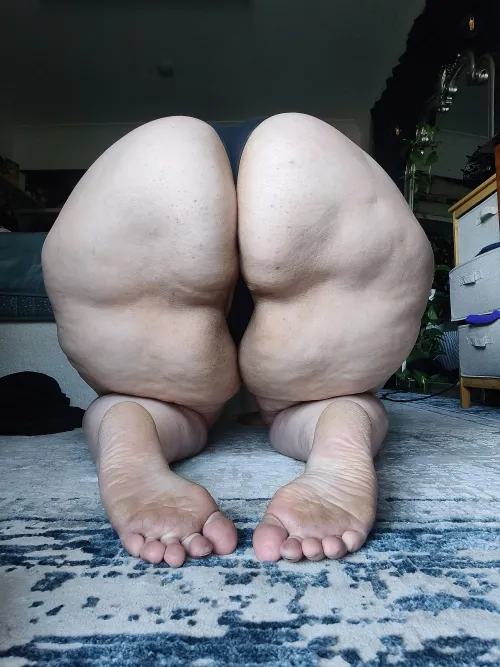 Natural light on my little feet and big booty