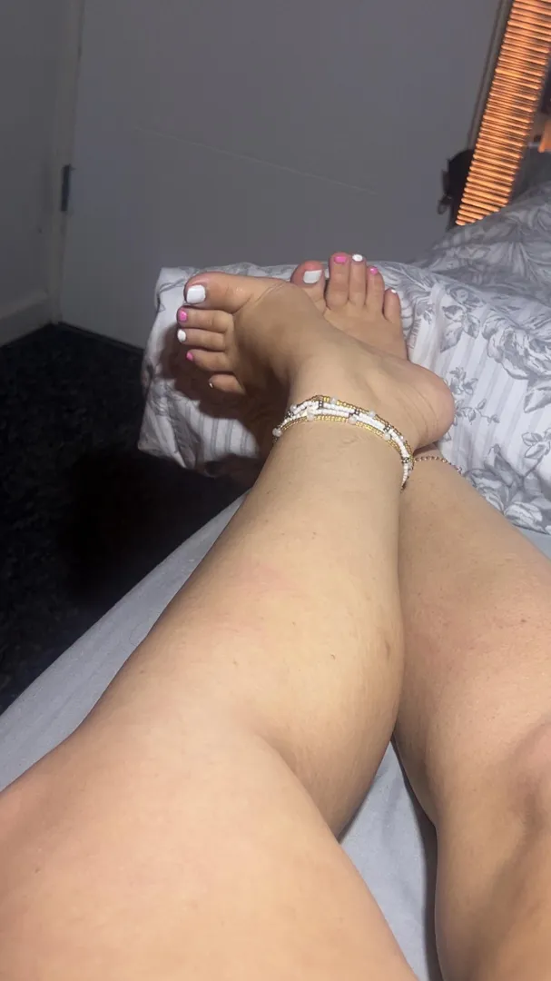 Whos gonna worship pretty white and pink toes? Available services, GFE/Feet/Calls/customs/videos/joi/ sexting etc dm to discuss ❤️